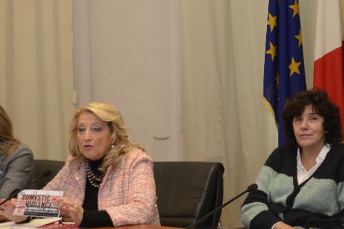 Annamaria Poggioli (Presidente Commissione regionale pari opportunità uomo e donna) e Loredana Panariti (Assessore regionale Lavoro, Formazione, Istruzione, Pari Opportunità, Politiche giovanili, Ricerca e Università) alla conferenza stampa  "Femminicidio: le parole da non dire" - Trieste 15/11/2017